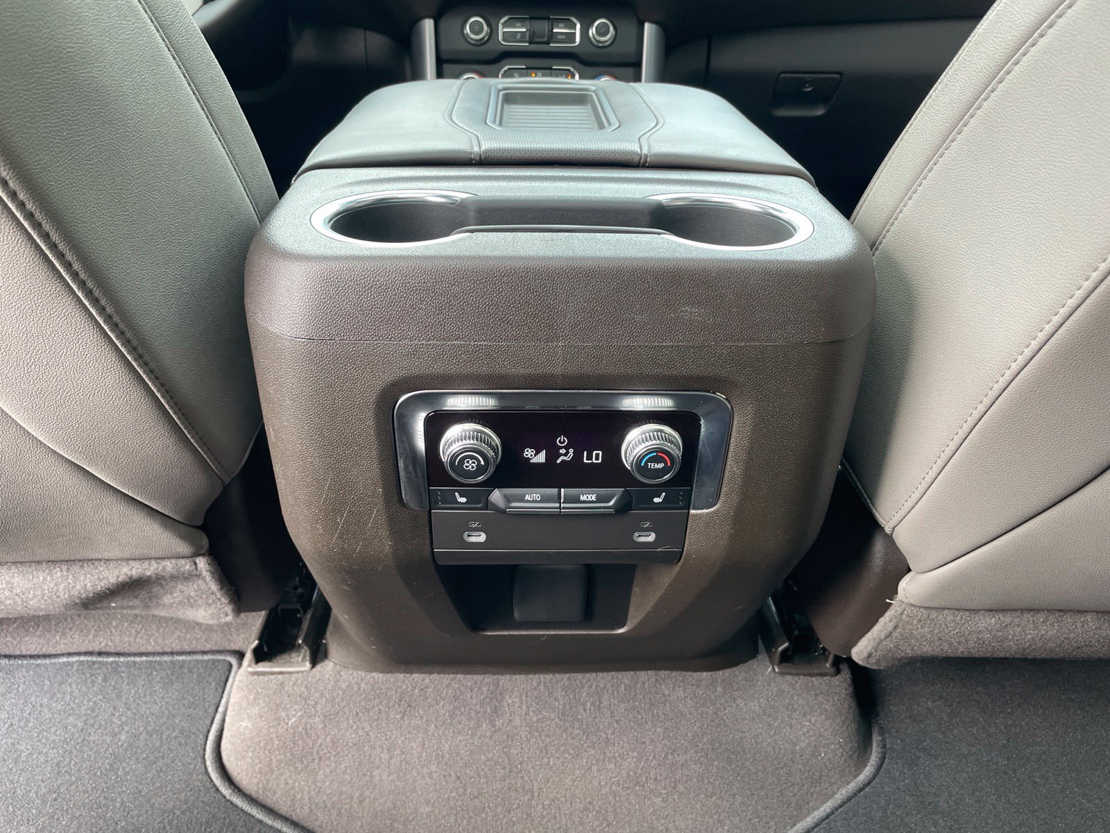 Used 2024 GMC Yukon SLT w/ SLT Premium Package RWD image 34