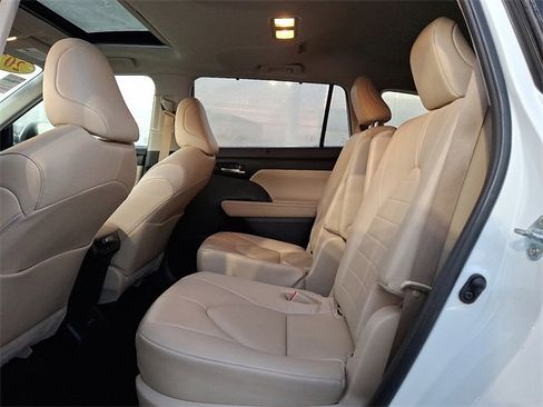 Certified 2023 Toyota Highlander XLE image 9
