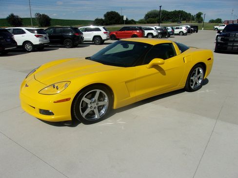 Used 2006 Chevrolet Corvette Coupe w/ Preferred Equipment Group RWD image 6