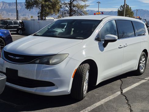 Used 2017 Chrysler Pacifica LX image 1