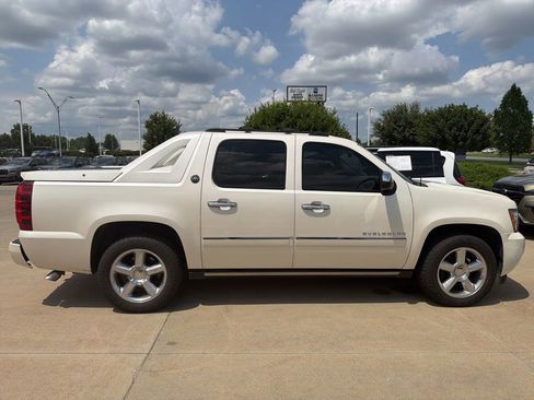 Used 2013 Chevrolet Avalanche LTZ AWD/4WD image 6