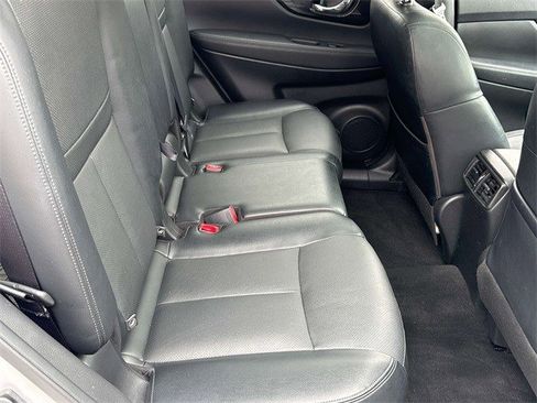 Used 2018 Nissan Rogue SL w/ Premium Package image 11