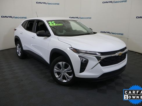 Used 2025 Chevrolet Trax LS FWD image 2