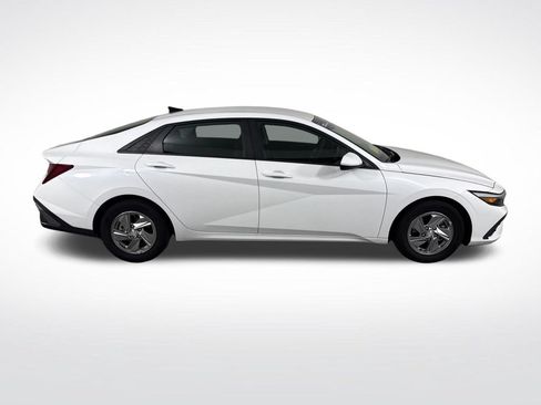 Used 2024 Hyundai Elantra SE FWD image 2