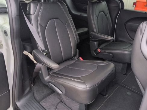 New 2026 Chrysler Pacifica Select image 18