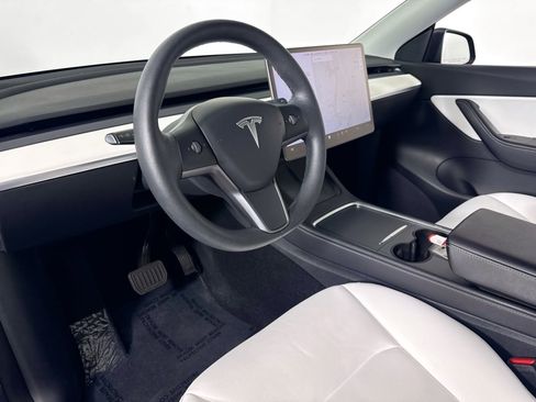 Used 2022 Tesla Model Y Long Range image 10