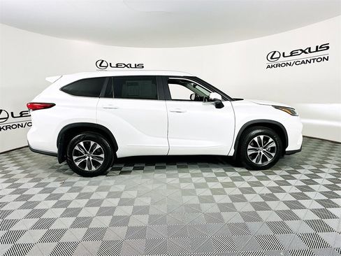 Used 2023 Toyota Highlander XLE image 11