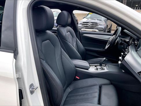 Used 2019 BMW 530e w/ M Sport Package image 8