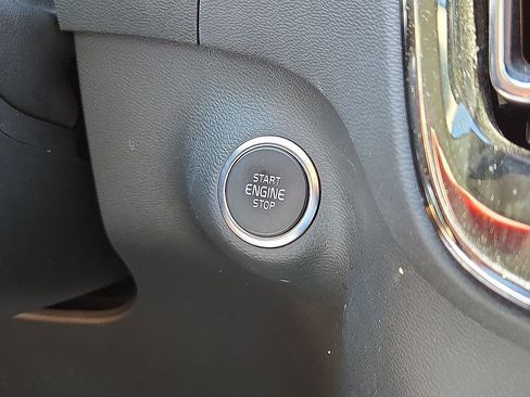 Certified 2025 Volvo XC40 B5 Core AWD/4WD image 32