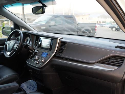 Used 2015 Toyota Sienna SE Premium image 24