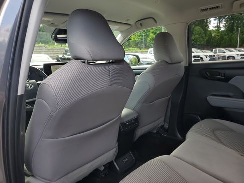 Used 2023 Toyota Highlander LE FWD image 10