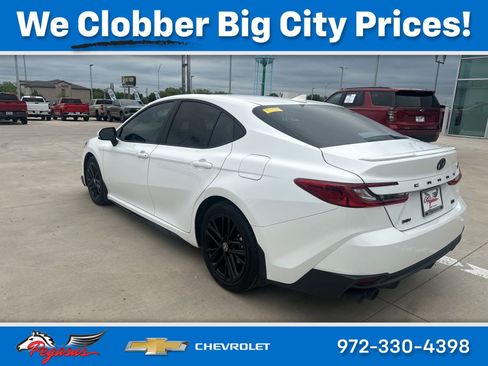 Used 2025 Toyota Camry SE w/ Convenience Package image 3