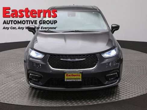 Used 2023 Chrysler Pacifica Touring-L FWD image 2