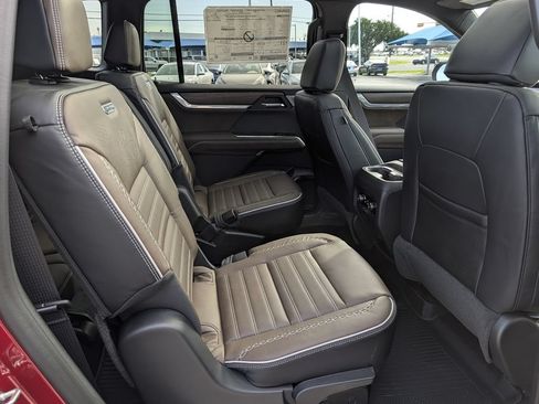 New 2026 GMC Acadia Denali Ultimate w/ LPO, Floor Liner Package AWD/4WD image 30