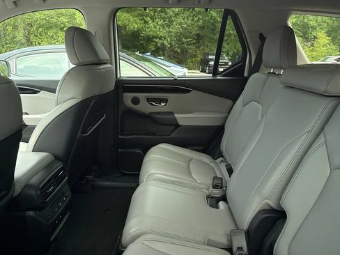 Used 2025 Honda Pilot Touring image 9