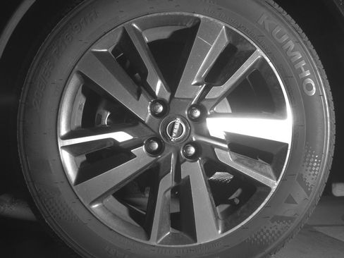 Used 2025 Nissan Versa SV image 12