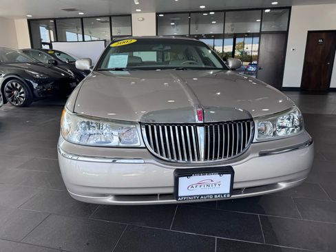 Used 2002 Lincoln Town Car Executive image 8