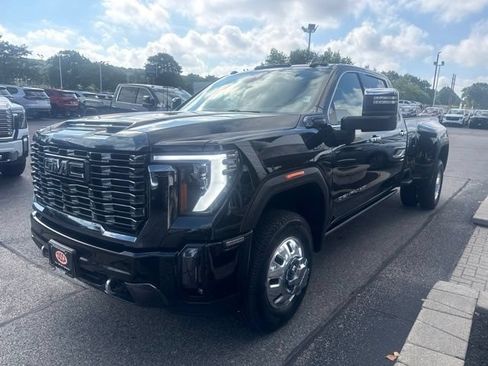 Used 2024 GMC Sierra 3500 Denali Ultimate AWD/4WD image 3