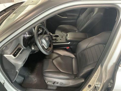 Used 2023 Toyota Highlander XLE image 11