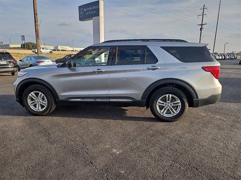 Used 2022 Ford Explorer XLT w/ Equipment Group 202A image 3