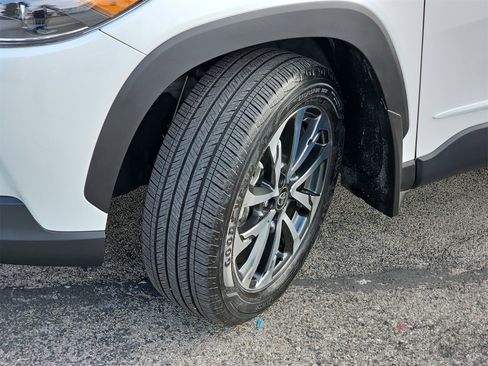 Used 2024 Toyota Corolla Cross XLE image 32