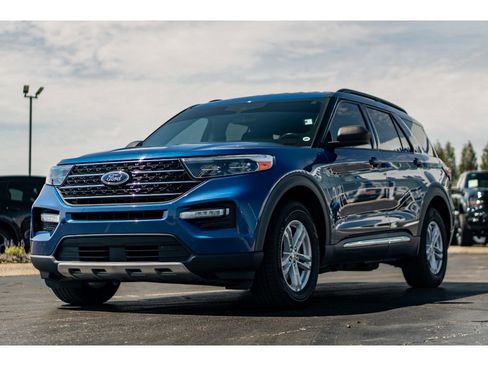 Used 2021 Ford Explorer XLT w/ Equipment Group 202A AWD/4WD image 2