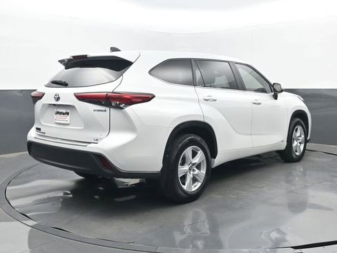 Used 2023 Toyota Highlander LE AWD/4WD image 11