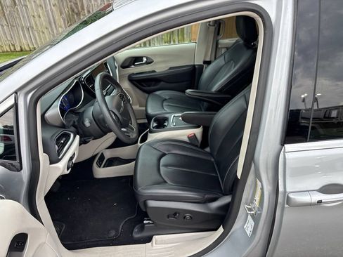 Used 2024 Chrysler Pacifica Touring-L FWD image 9