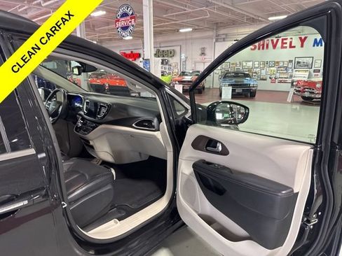 Used 2017 Chrysler Pacifica Touring-L w/ Tire & Wheel Group FWD image 37