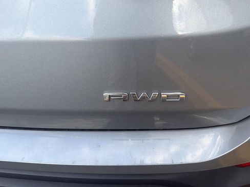 Used 2024 GMC Terrain SLE image 4