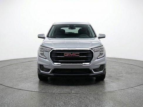 Used 2024 GMC Terrain SLE image 2