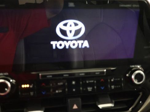 Used 2022 Toyota Highlander Limited FWD image 21