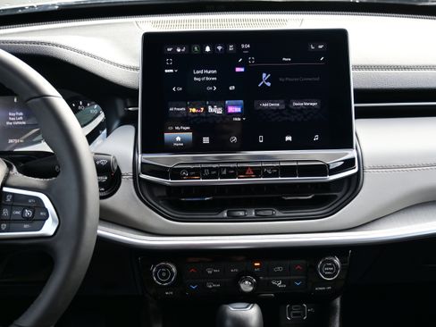 Used 2025 Jeep Compass Limited image 19