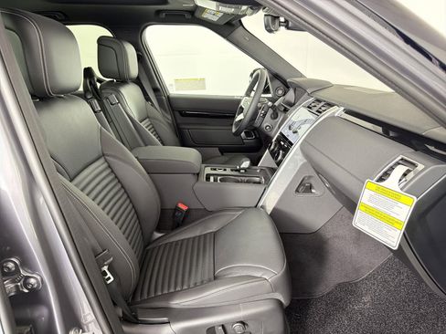 New 2026 Land Rover Discovery S image 31