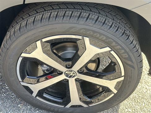 New 2026 Volkswagen Taos SEL image 9