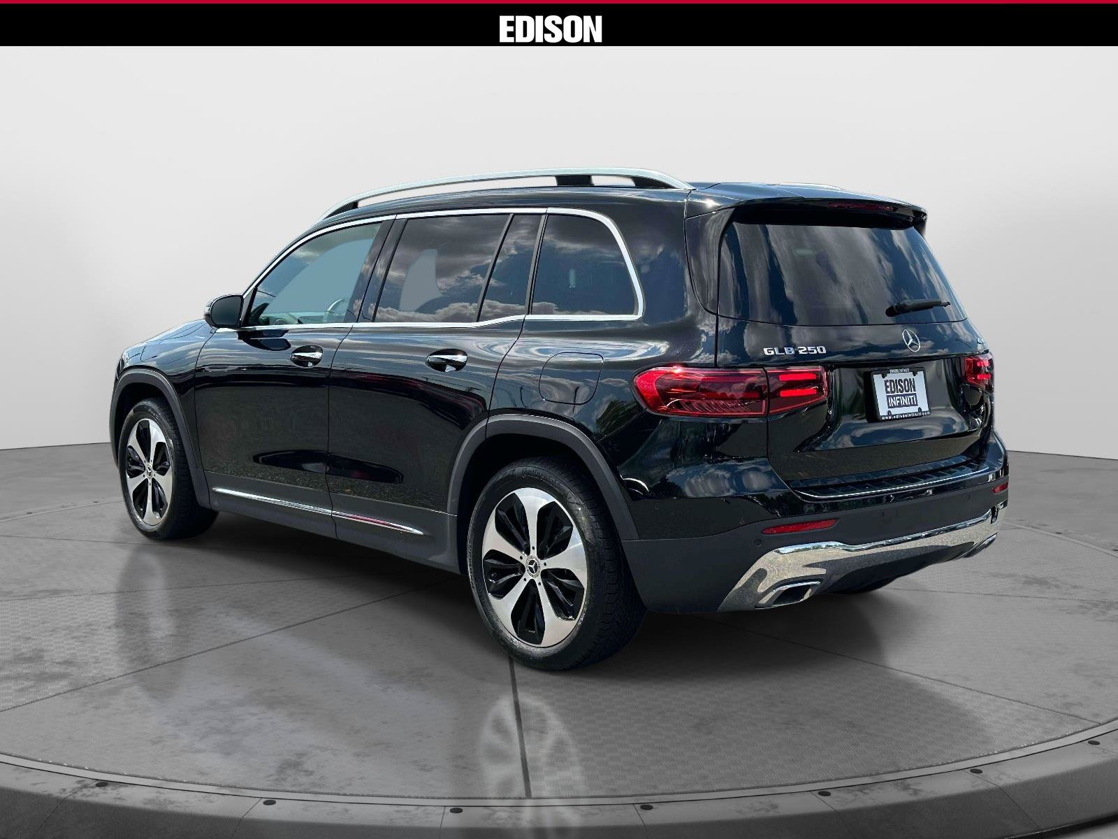 Used 2024 Mercedes-Benz GLB 250 4MATIC image 5