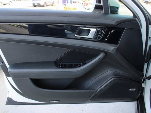 Used 2020 Porsche Panamera image 42