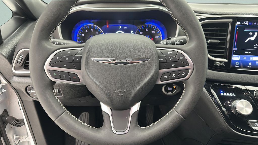 Used 2025 Chrysler Pacifica Select FWD image 14