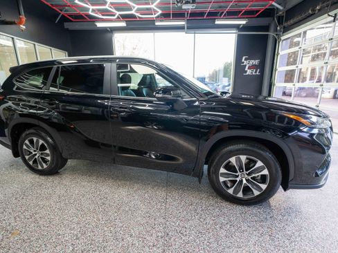 Used 2025 Toyota Highlander XLE image 5