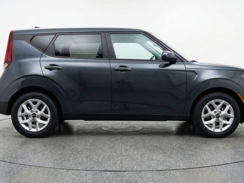 Used 2025 Kia Soul LX w/ LX Technology Package FWD image 11
