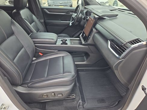 Used 2025 GMC Acadia Elevation w/ Elevation Premium Package FWD image 30