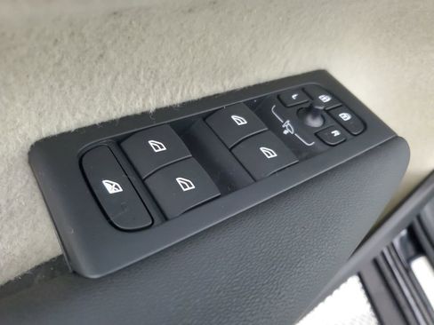 Certified 2025 Volvo XC40 B5 Plus AWD/4WD image 22