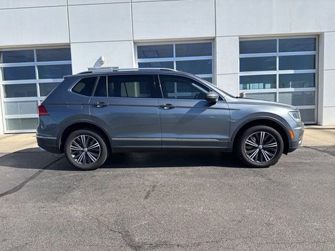 Used 2018 Volkswagen Tiguan SEL AWD/4WD image 3