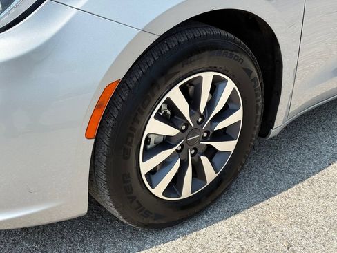 Used 2023 Chrysler Pacifica Touring-L FWD image 9