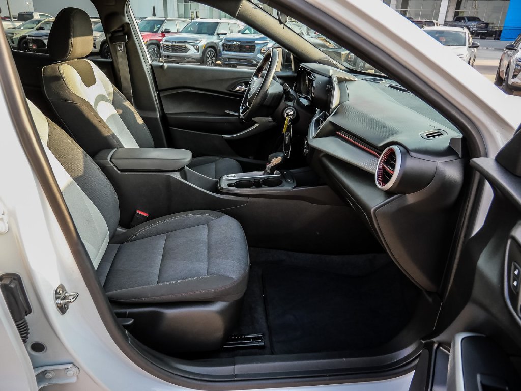 Used 2025 Chevrolet Trax RS w/ Sunroof Package FWD image 13