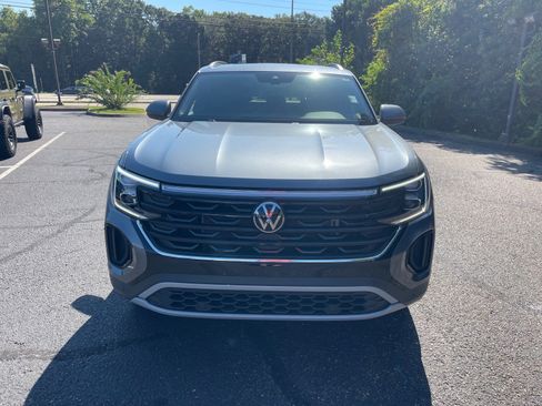 Used 2025 Volkswagen Atlas Cross Sport SE FWD image 2