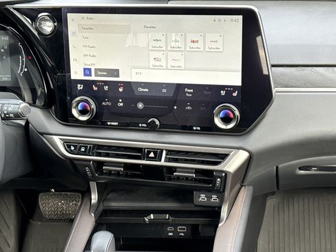 Used 2023 Lexus RX 350 w/ Luxury Package image 30