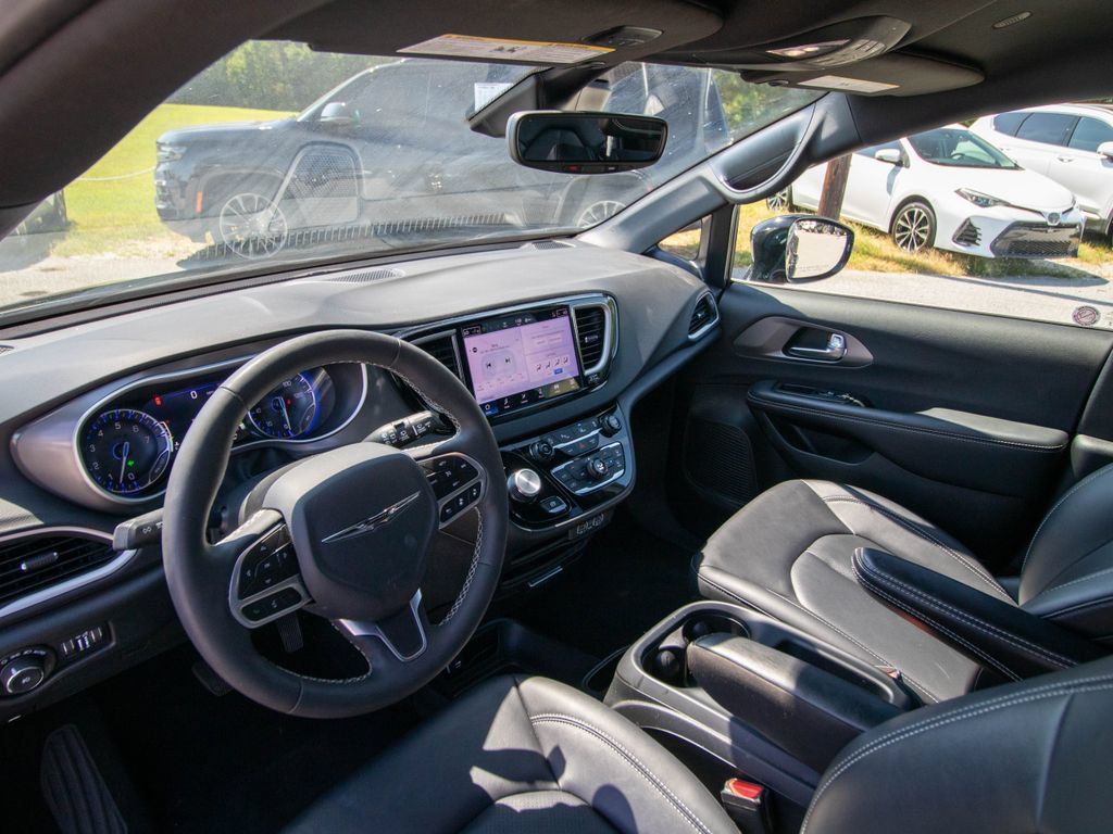 Used 2025 Chrysler Pacifica Select FWD image 6