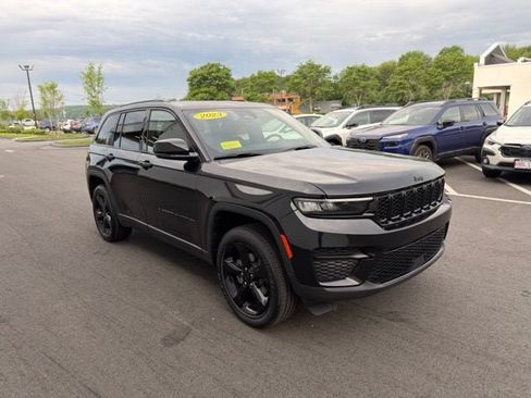 Used 2023 Jeep Grand Cherokee Altitude AWD/4WD image 6