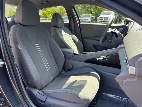 Used 2022 Hyundai Elantra SEL FWD image 18